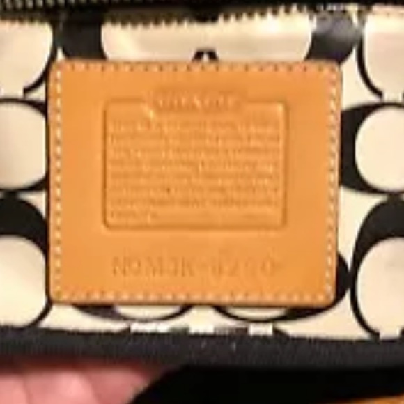 Coach 2 In 1 Handbag, includes a Coach organizer!! - Picture 6 of 8